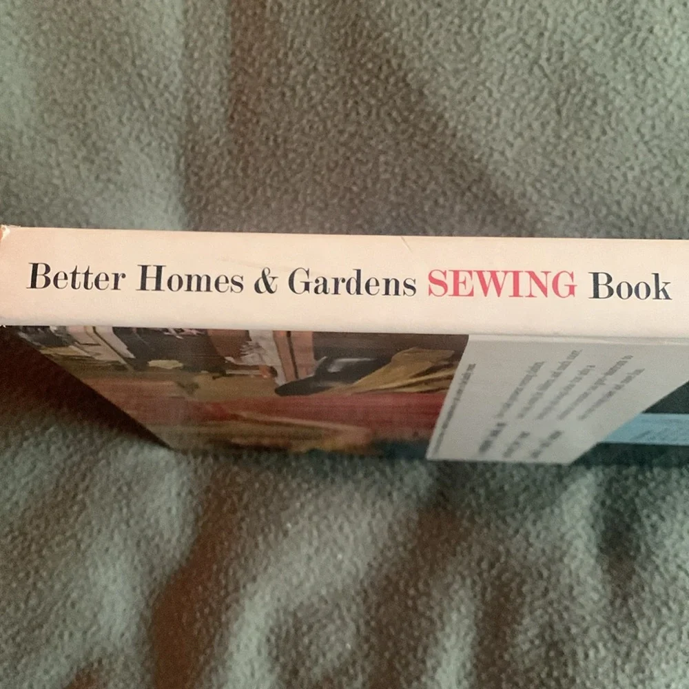 Vintage Better Homes and Gardens Sewing Book. 1961. 7 3/4” x 10 1/4” x 3/4”. - Picture 6 of 13